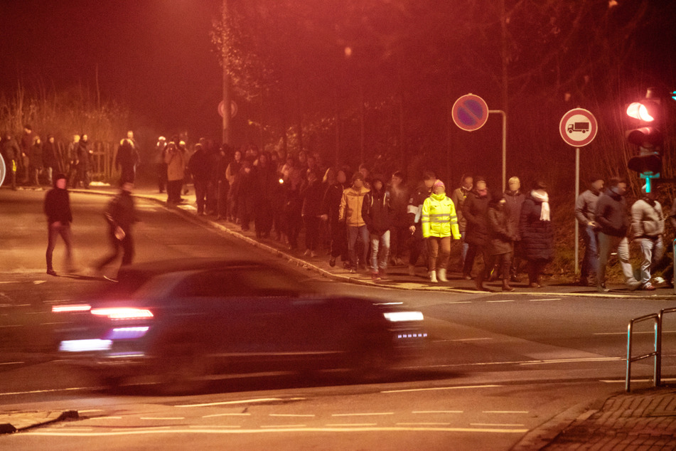 Am Dienstagabend versammelten sich ungefähr 250 Leute für einen Spaziergang durch Lichtenstein.