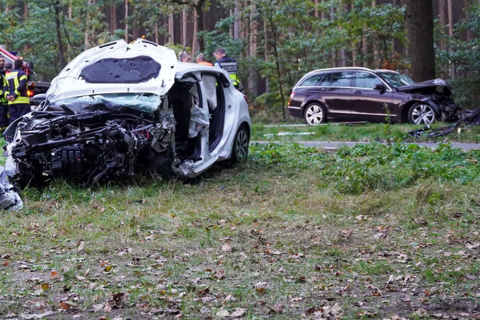 Der Mitsubishi landete mit Totalschaden auf einer Wiese neben der Straße. Der Mercedes blieb mit schwersten Schäden auf der Straße stehen.