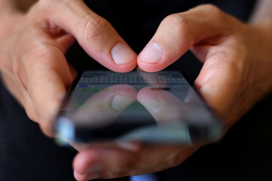 Der Mann kam über eine WhatsApp-Gruppe zu der angeblichen Investitions-App. (Symbolbild)