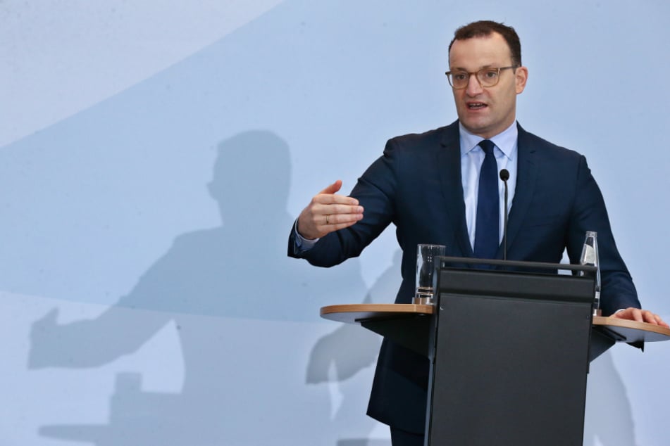 Jens Spahn fordert, dass notfalls auch infizierte Ärzte und Pfleger arbeiten sollen