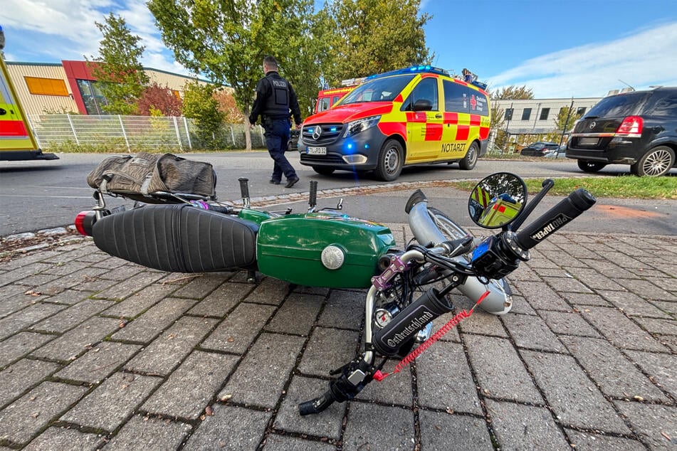 Das Auto kollidierte mit einer grünen Simson S51.