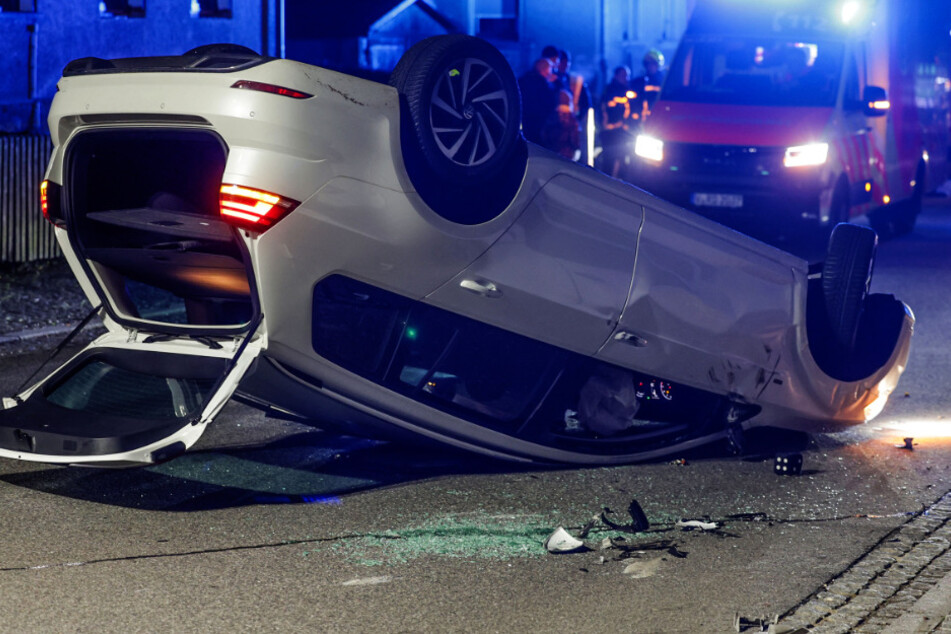 Schwerer Unfall bei Zwickau: VW überschlägt sich