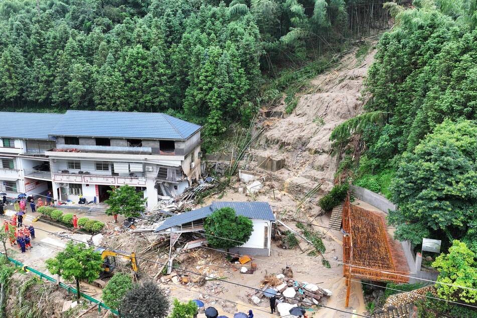 Ein Wohnhaus wurde durch einen Erdrutsch im Dorf Yuelin in der zentralchinesischen Provinz Hunan mitgerissen. Mehr aktuelle News auf dieser Themenseite.