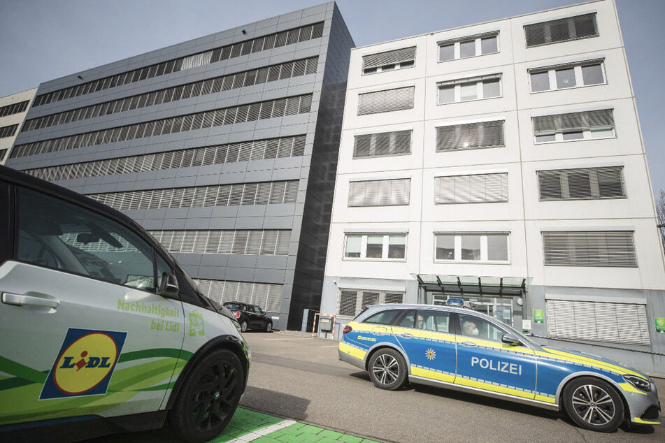 Vor der Lidl-Zentrale in Neckarsulm steht ein Polizeifahrzeug. Zuvor war ein Paket explodiert.