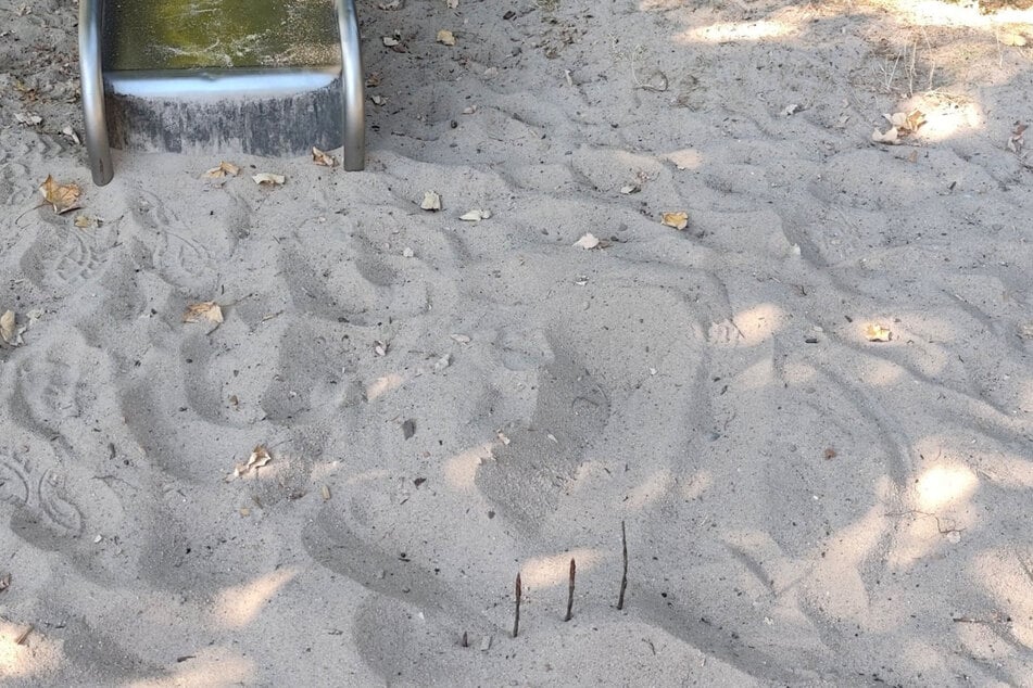 Die Mistgabel wurde direkt vor einer Rutsche auf dem Spielplatz platziert.
