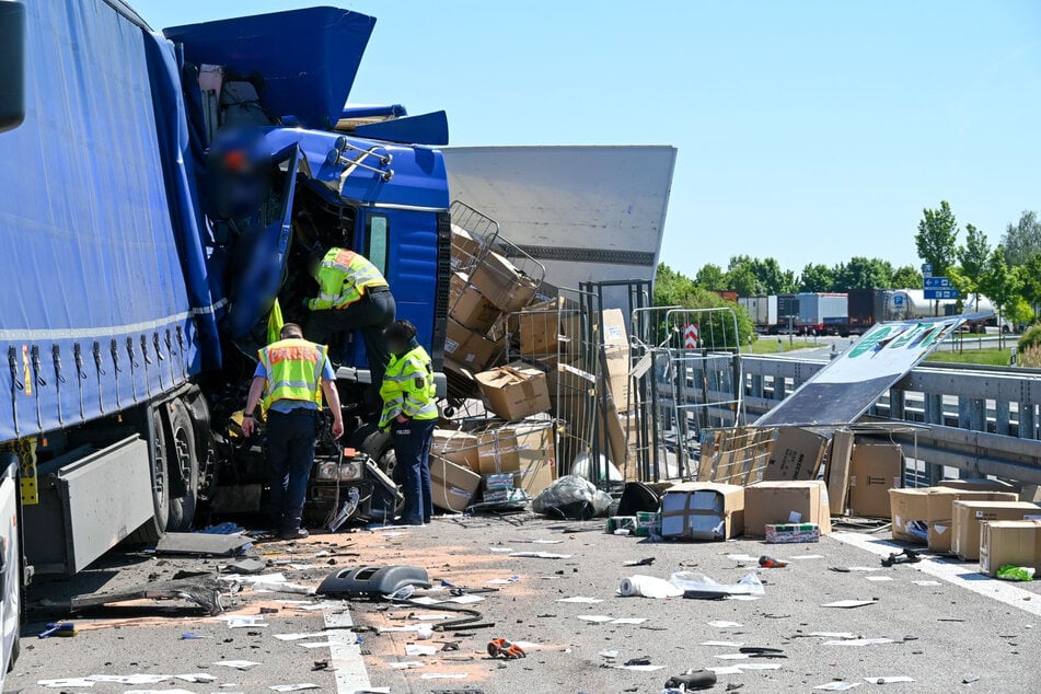 Zwei Laster krachten auf der A14 bei Döbeln zusammen. Auf der Autobahn verteilten sich zahlreiche Kartons.