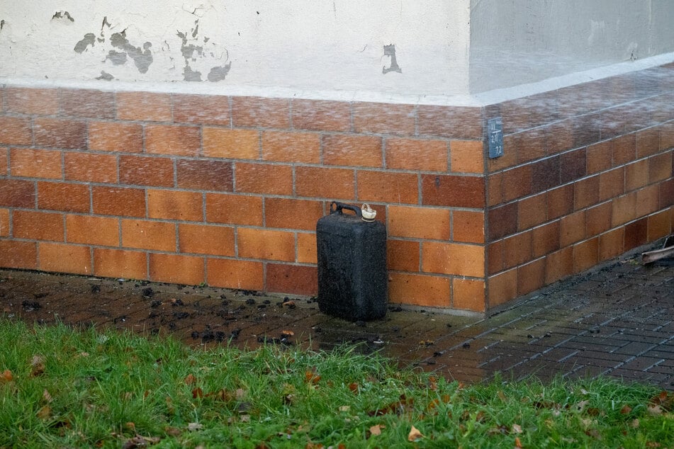 Die Feuerwehr sicherte nach dem Brand auf dem Grundstück zahlreiche Benzinkanister.