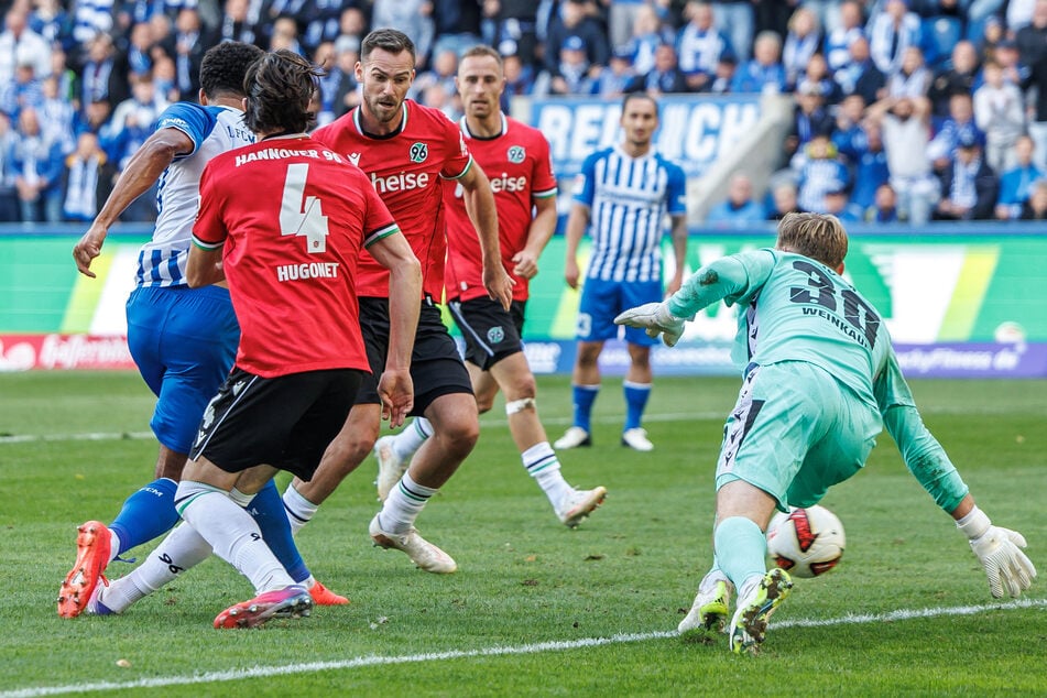 Mit einem cleveren Haken ist die Bahn für Emmanuel Iyoha (l., 28) zum 2:0 frei.