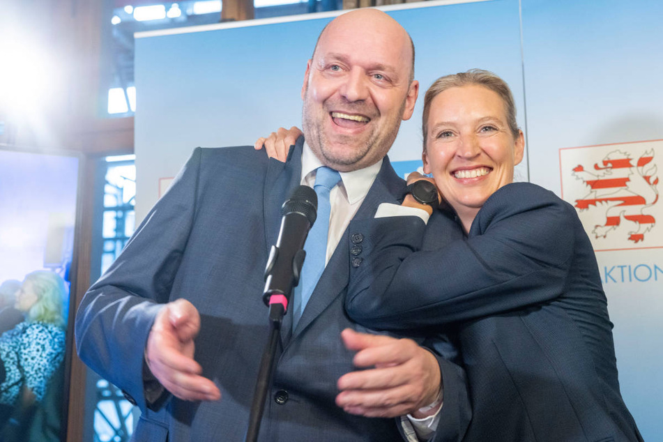 Der AfD-Landesvorsitzende Robert Lambrou und Bundessprecherin Alice Weidel jubeln über ihr gutes Ergebnis in Hessen.