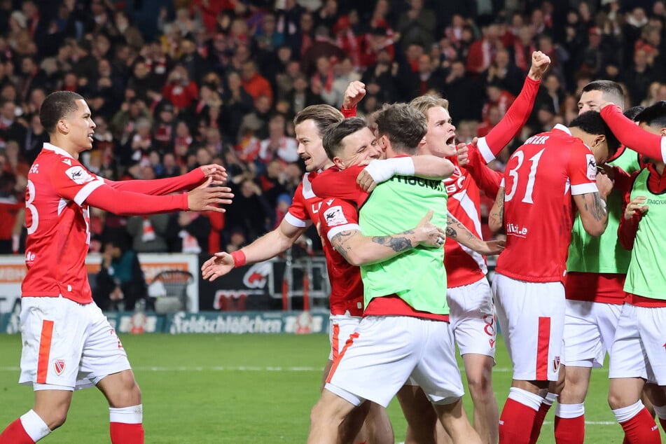 Nach dem dritten Treffer gab es selbst für die Ersatzspieler kein Halten mehr.