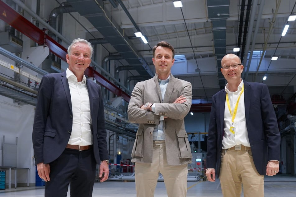 Neue Kooperation: Hans-Jürgen Braun (l.) von Vitesco, Sunfire-Chef Nils Aldag (36) und Carsten Czenkusch (r.), Vitesco-Standortleiter in Limbach-Oberfrohna.