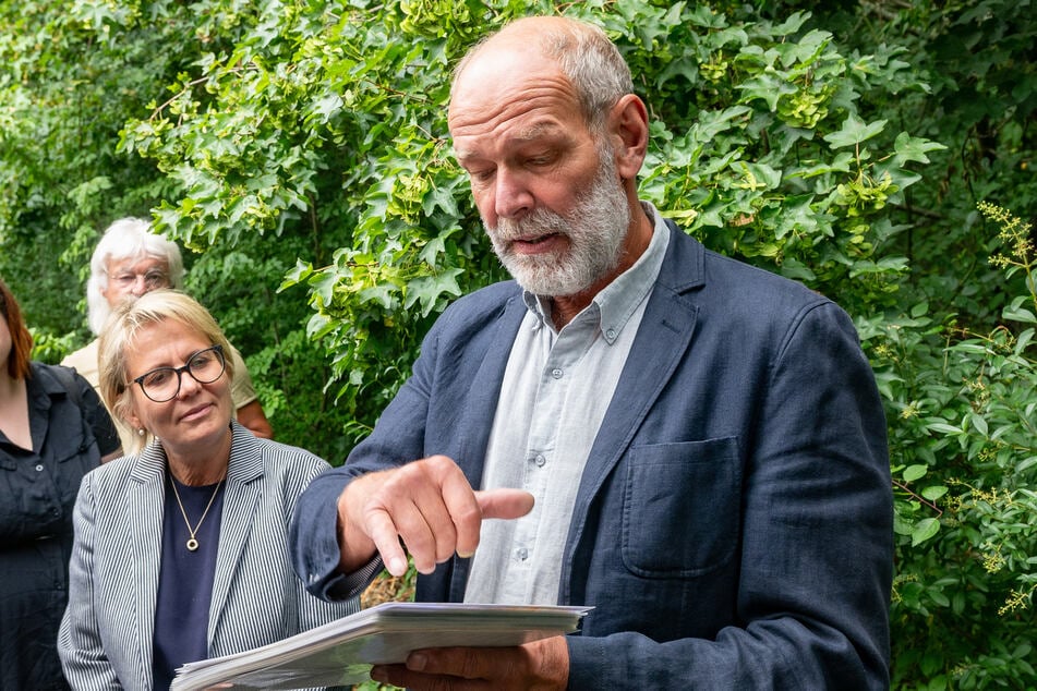Prohliser Heimatvereins-Chef Steffen Bösnecker (68, r.) erklärt Kulturministerin Barbara Klepsch (59, CDU), dass die Anlagen zwar bereits 7000 Jahre alt sind, doch die Besiedlung weitere 2000 Jahre zurückliegen muss.