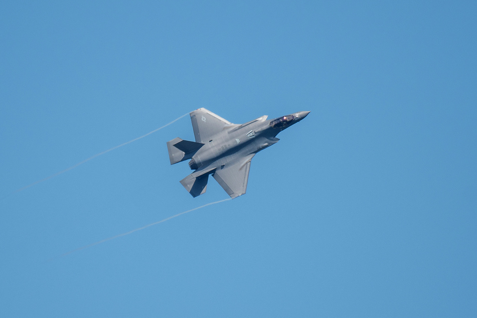 Ein Kampfflugzeug vom Typ F-35 fliegt über der US-Airbase Spangdahlem während der Luftwaffenübung "Air Defender 2023".