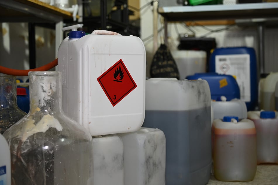 Überall lagerten Kanister voller gefährlicher Chemikalien.