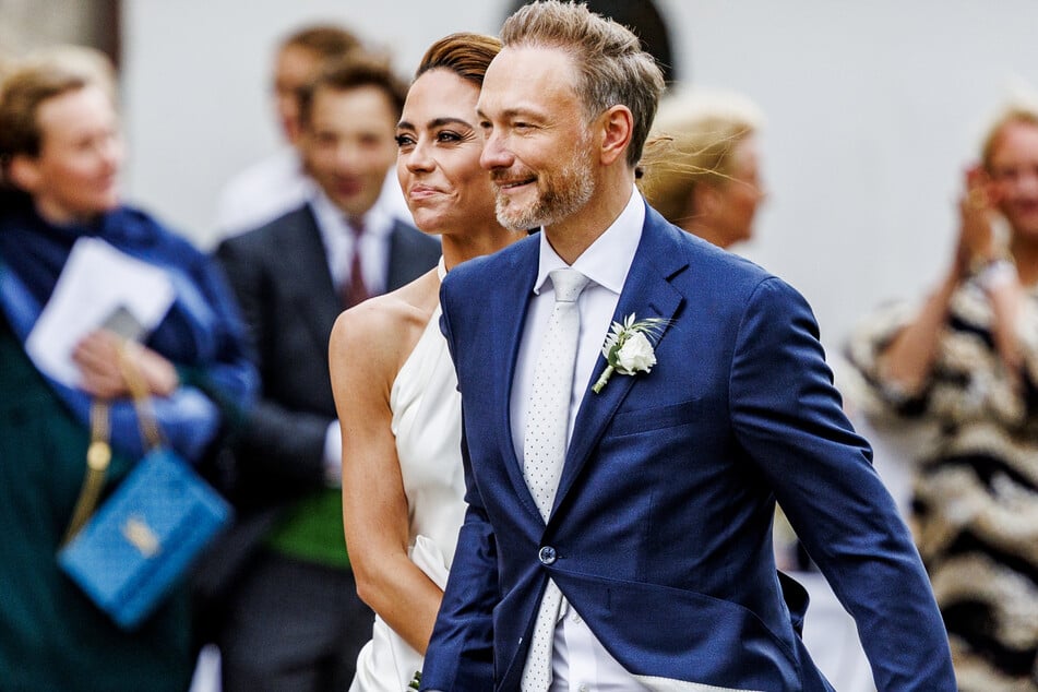 Hochzeit im Liberalen-Style: Auch auf der Trauung 2022 auf Sylt präsentieren Lehfeldt und Lindner das Siegerlächeln.