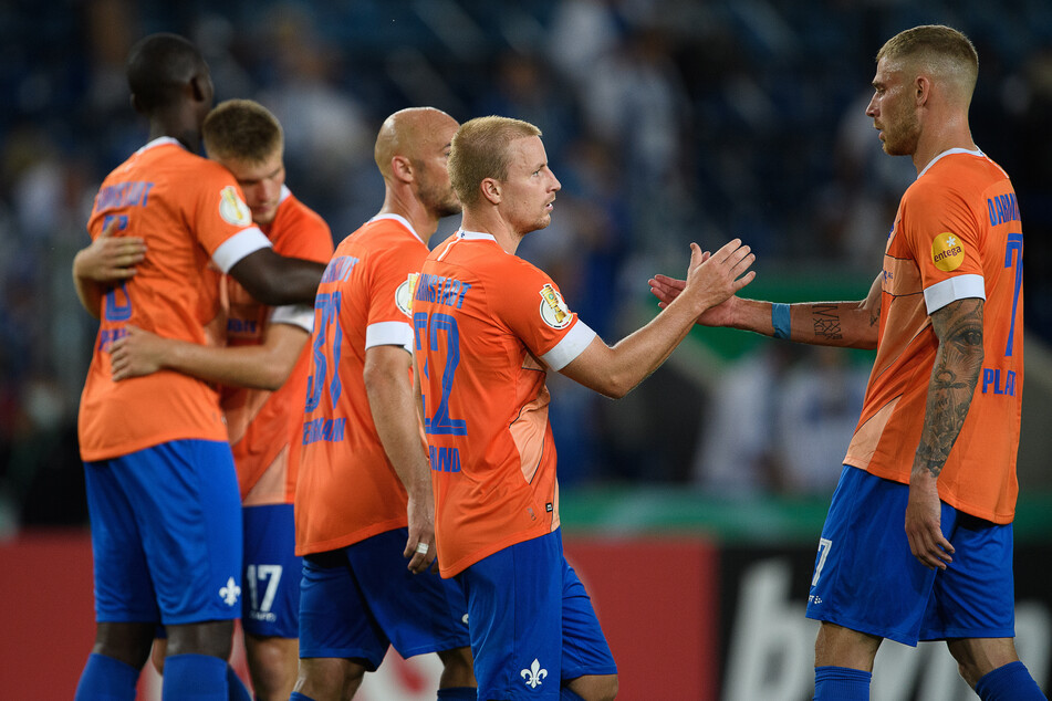 Darmstadts Felix Platte (r.) und Darmstadts Fabian Holland klatschen nach dem Weiterkommen im DFB-Pokal ab.