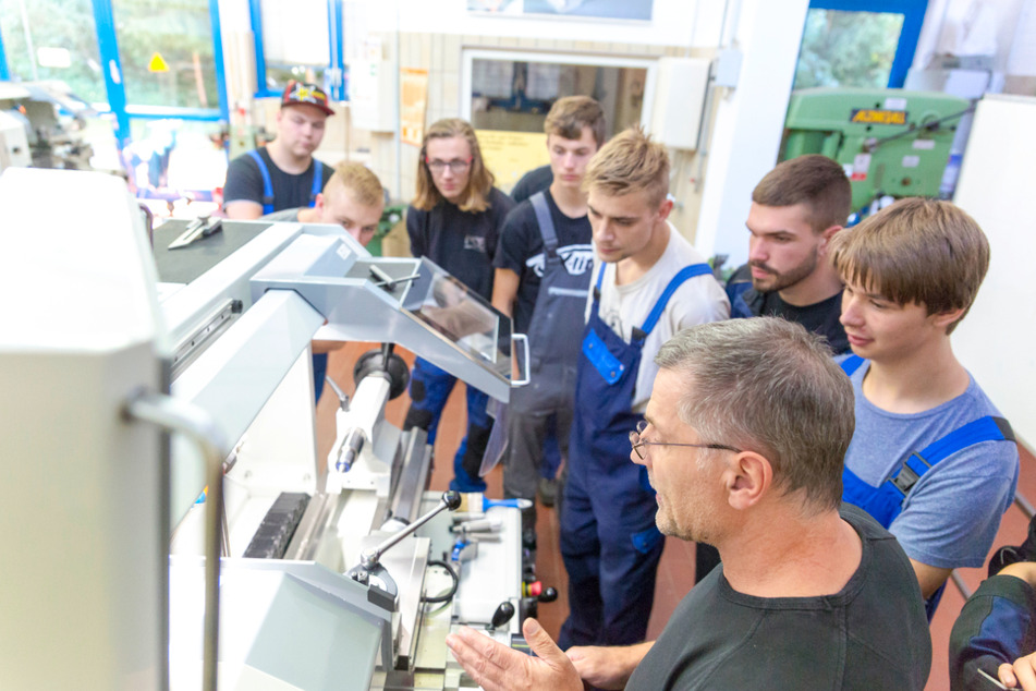 Die Handwerkskammer Chemnitz hilft Euch, die passende Ausbildung zu finden und berät Euch gern.