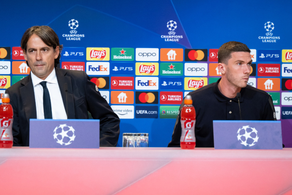 Robin Gosens (28, r.) mit Inter-Mailand-Coach Simone Inzaghi (46) auf der Pressekonferenz vor dem Champions-League-Spiel gegen den FC Bayern München.