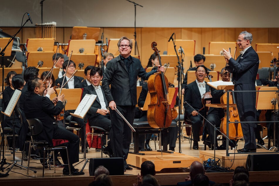 Intendant und Solocellist Jan Vogler (61) nach seinem Auftritt, auch Dirigent Fabio Luisi (66) applaudiert.