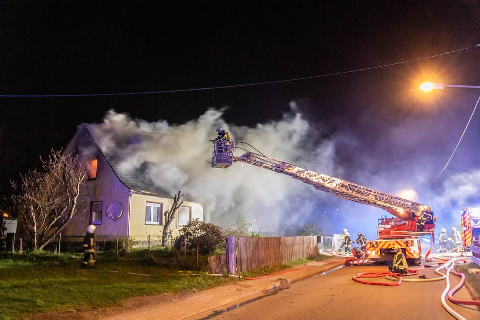 Dichter Rauch stieg in die Höhe, Flammen loderten im oberen Stockwerk: In Aue-Bad Schlema (Erzgebirge) brannte am Freitagabend ein Wohnhaus.