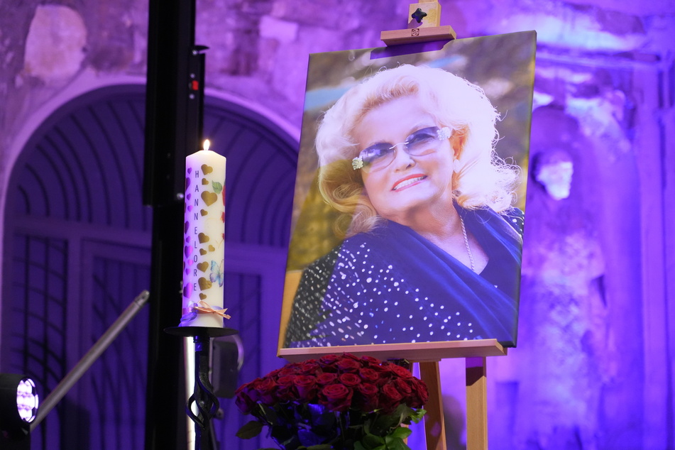 Ein Foto der verstorbenen Hannelore (†81) stand während des Konzerts neben einer Kerze in der Kirche.