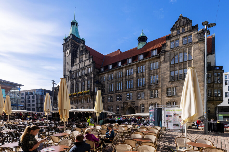 Ein komplett veränderte Bild - Der Neumarkt mit Rathaus, so wie jetzt aussieht.