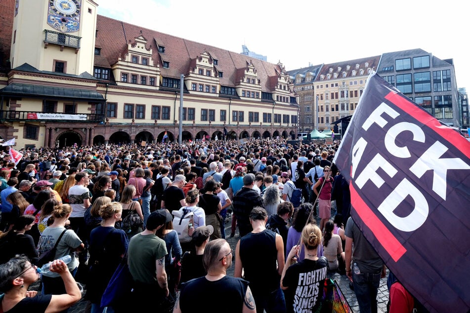 Leipzig: "Es braucht eine starke Zivilgesellschaft": Tausende demonstrieren in Leipzig gegen die AfD