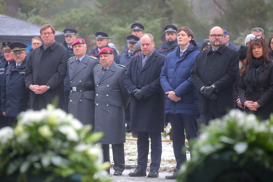 OB Dirk Hilbert (53, FDP) und Staatsminister Christian Piwarz (49, CDU) am Donnerstag auf dem Nordfriedhof.