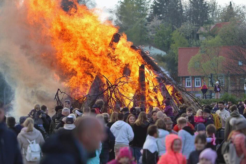 Lodernde Flammen und gute Stimmung: Osterfeuer gehören für viele fest zum Feiertagswochenende dazu. (Symbolbild)