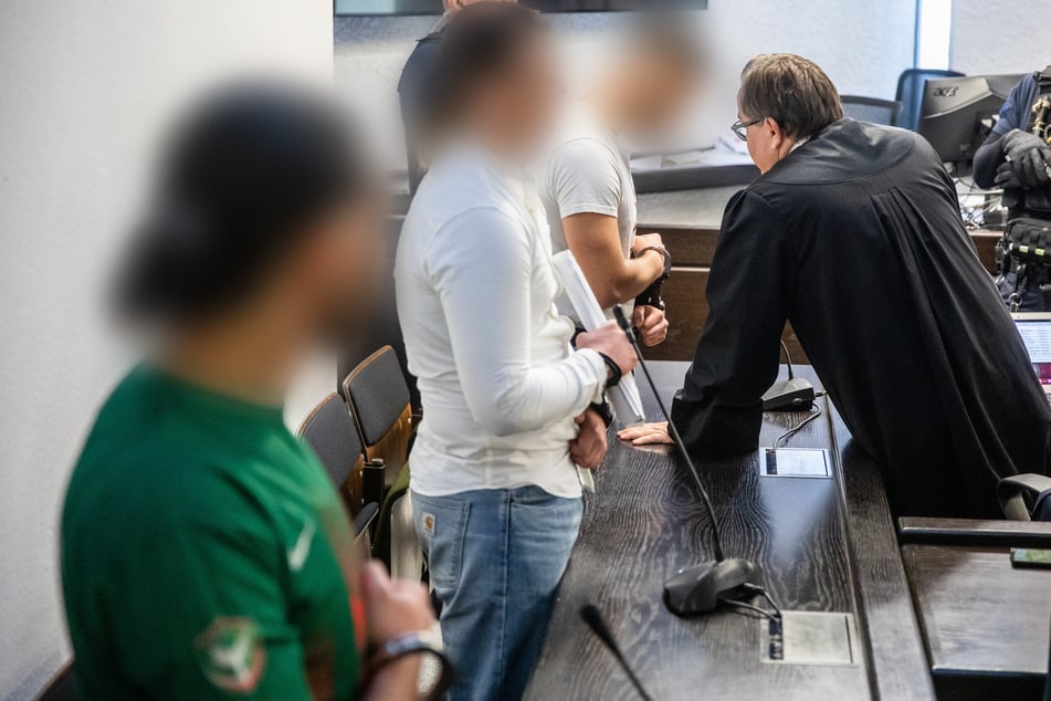 Die drei Angeklagten mussten sich zu Prozessbeginn in Handschellen vor dem Stuttgarter Landgericht verantworten.