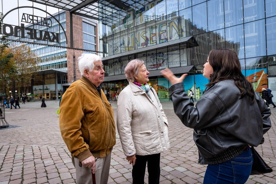 Künstlerin Ulrike "Uller" Schell (r.) fragt Peter (84) und Ingrid (81), was sie von dem Kunstwerk halten.