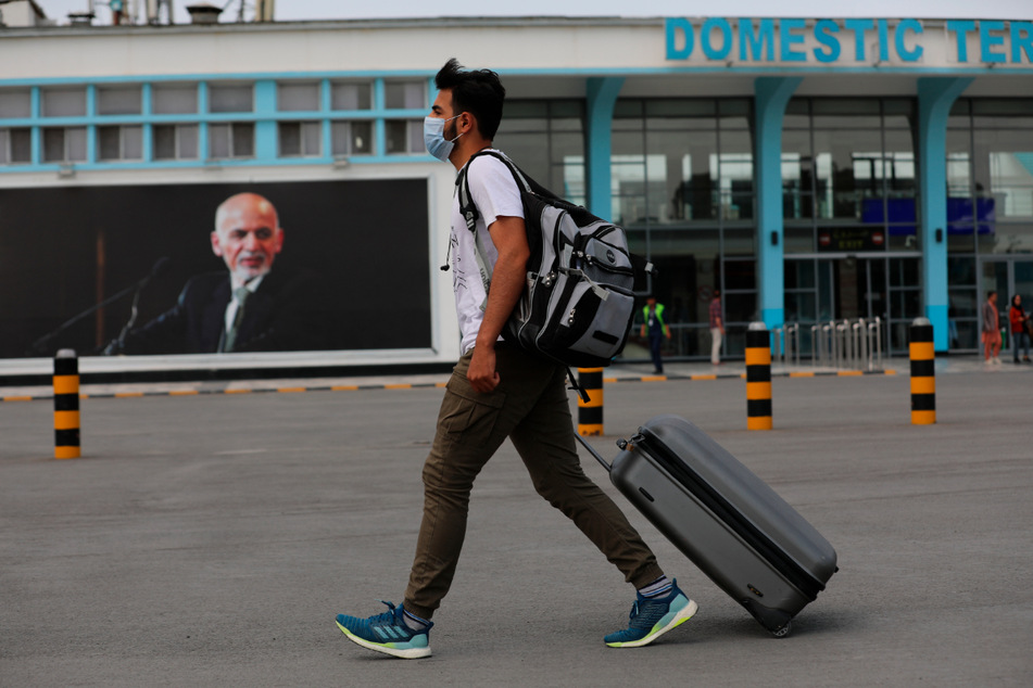 Kabul: Ein Passagier geht zum Abflugterminal des internationalen Flughafens Hamid Karzai. Da die afghanische Hauptstadt von einer Taliban-Offensive umzingelt ist, gibt es für Kriegsflüchtlinge zunehmend nur noch einen Weg nach draußen.