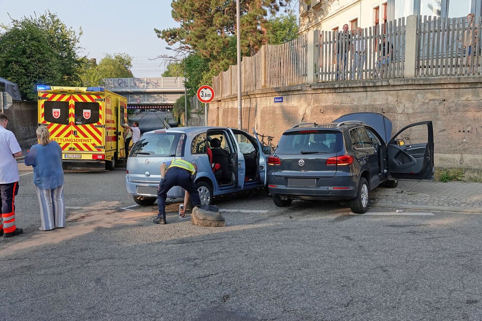 Der VW hatte dem Opel zuvor die Vorfahrt genommen.