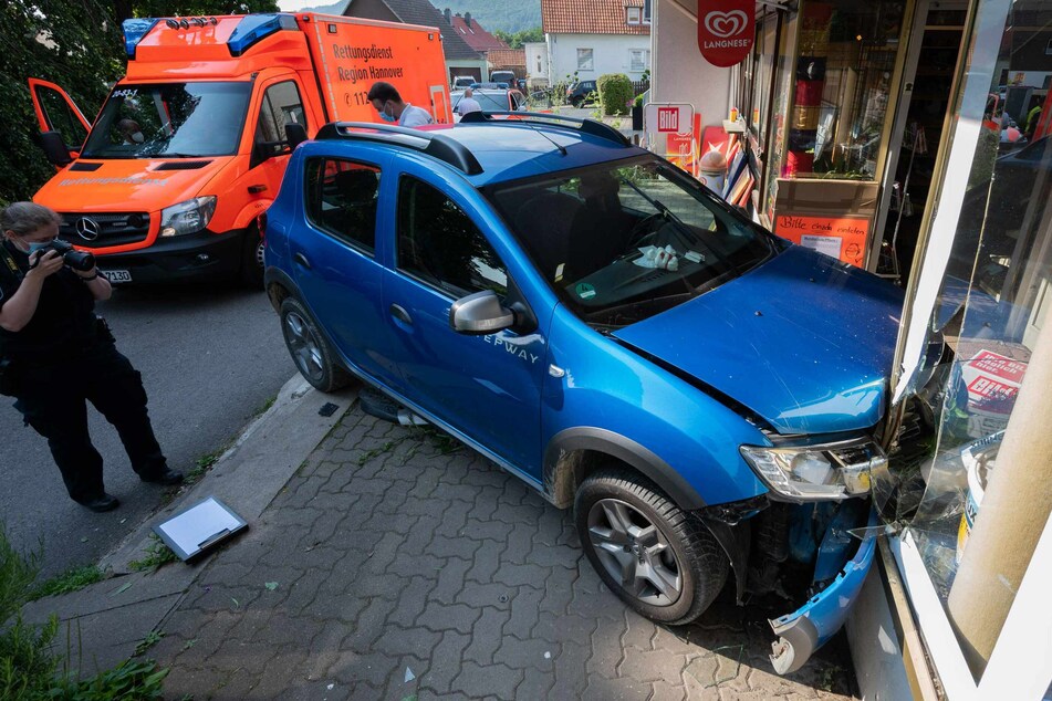 Der 76-Jährige krachte mit seinem Auto in ein Schaufenster und verstarb noch am Unfallort.
