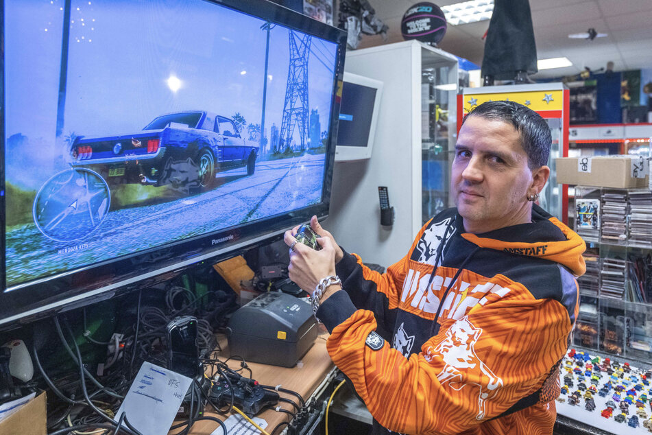 Bei Drift-Fans beliebt: Pierre Jahn (46) von der Firma "Power Games" am Lessingplatz zeigt das Spiel "Need for Speed - Heat".