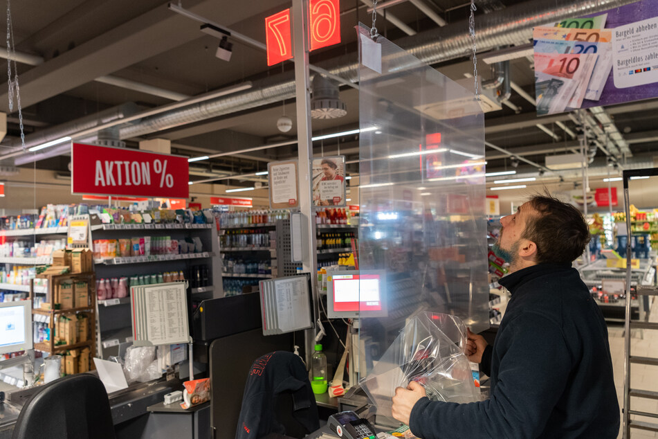 In einigen Supermärkten wurden wegen des Coronavirus bereits Schutzscheiben an der Kasse eingebaut.