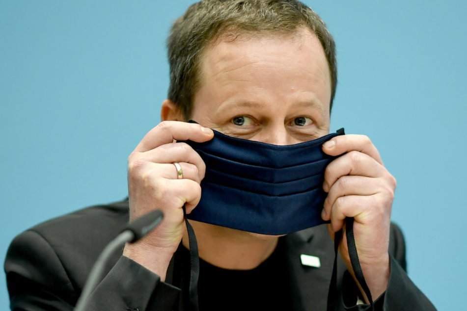 Klaus Lederer (Die Linke), Senator für Kultur und Europa des Landes Berlin, zeigt bei der Senats-Pk wie man einen Mund-Nasen-Schutz trägt. (Archivbild)