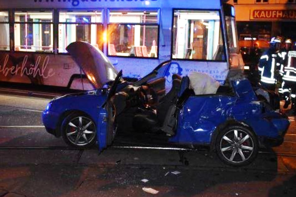 Unfall in Magdeburg: Auto kracht mit Bahn zusammen, eine Person eingeklemmt!