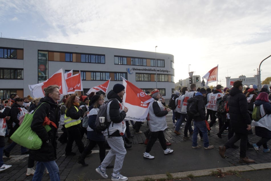 Hunderte Mitarbeiter hatten bereits in der vergangenen Woche die Arbeit an der Uniklinik niedergelegt und demonstriert.