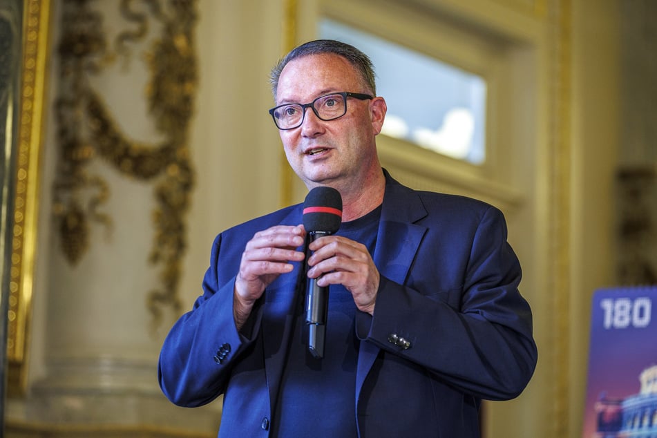 Sportbürgermeister Jan Donhauser (56, CDU) muss jetzt viel Geld für die Sanierung zusammenbekommen.