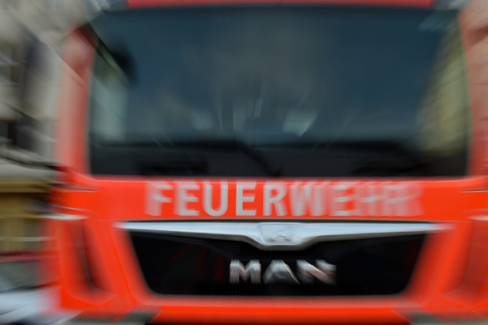 Die Feuerwehr eilte am Samstag schnell zur Hilfe und löschte das Feuer im Kabelschacht. (Symbolbild)
