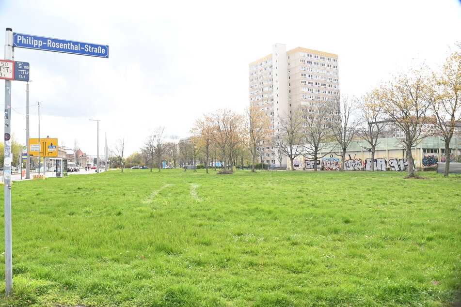 Auf diese Brachflächen zwischen der Philipp-Rosenthal-Straße und der Straße des 18. Oktobers soll die neue Unterkunft gebaut werden.