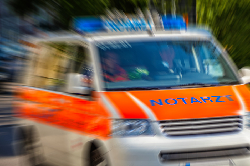 Rettungswagen verunfallt auf Einsatzfahrt: Mini-Fahrerin übersieht Blaulicht