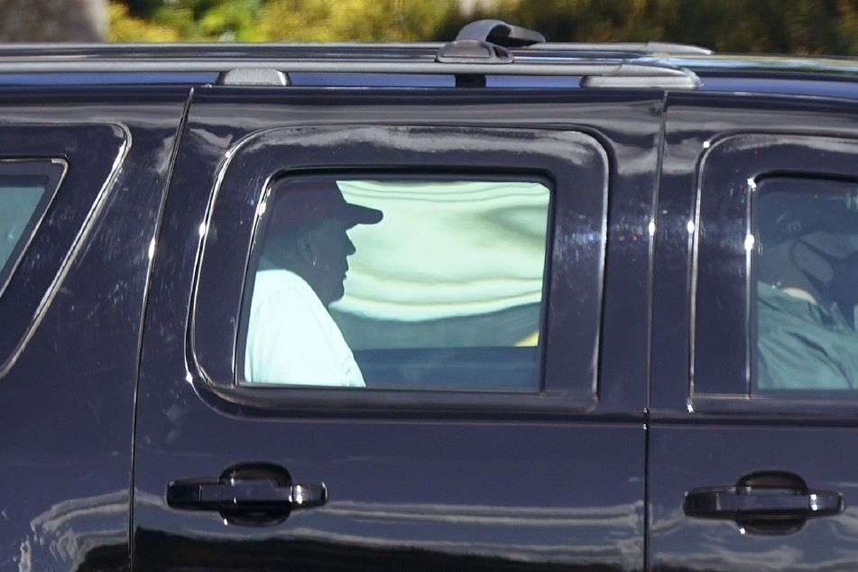Trump fährt von seinem Golfplatz in Florida. Er hatte an den Feiertagen Golf gespielt und danach dem Paket zugestimmt.