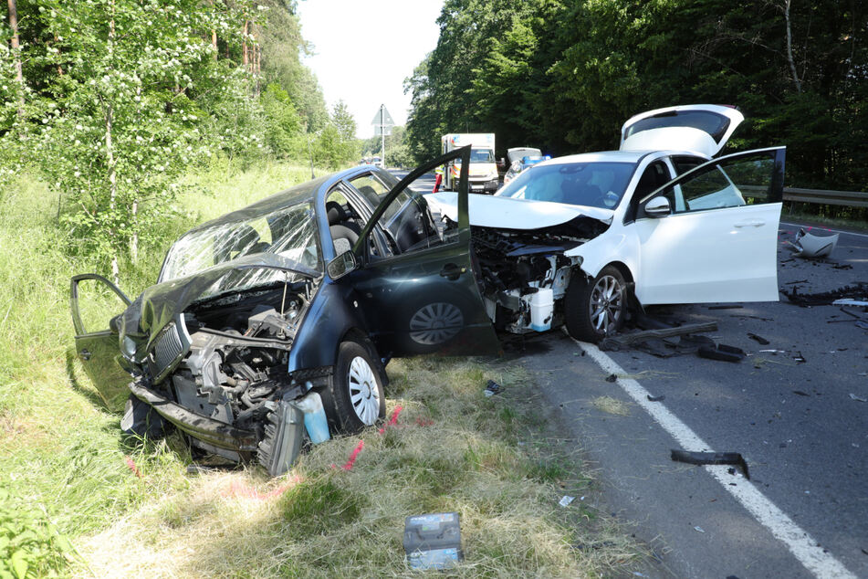 Beide Unfallautos erlitten schwere Schäden.