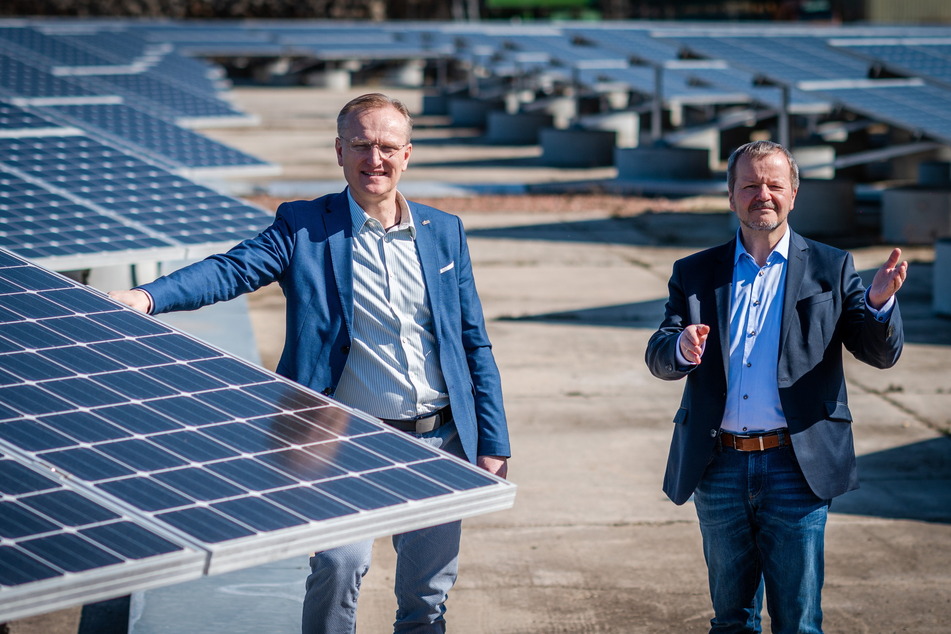 Eins-Energie erzeugt Solarstrom im Dammweg - Geschäftsführer Roland Warner (57, l.) und Hauptabteilungsleiter Andreas Schultheiß (61) inmitten der Anlage.