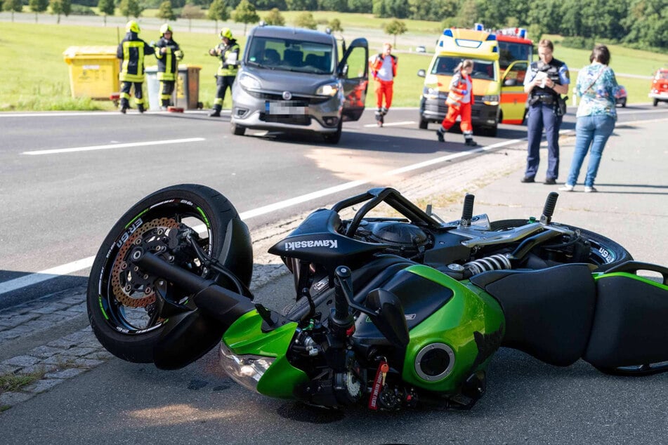 Motorradfahrer setzt zum Überholen an, dann kracht es