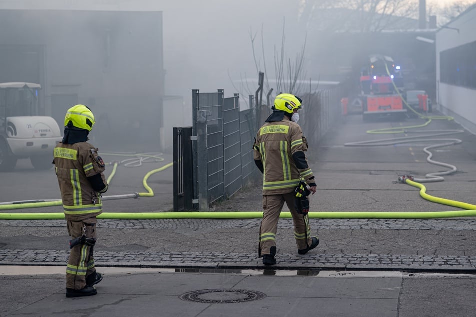 Die Berliner Feuerwehr ist weiterhin in Neukölln im Einsatz.