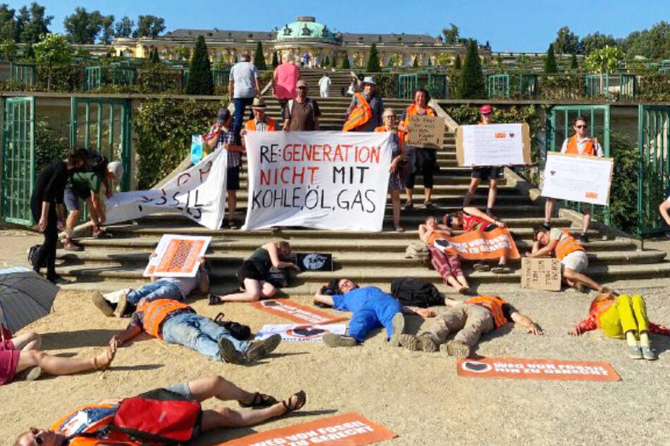 Vor dem Potsdamer Schloss Sanssouci veranstalteten die Klimaaktivisten ein sogenanntes "Die-in".