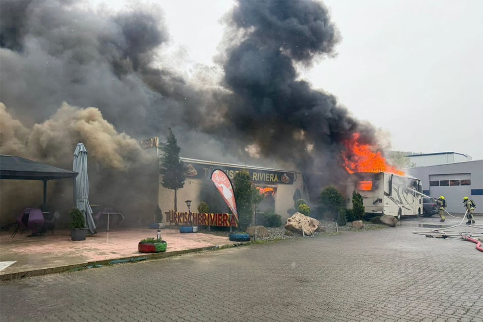 Ein nebenstehender Wohnwagen wurde von den Flammen zerstört.